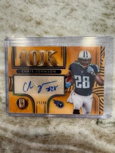 Autografo Chris Johnson 2022 Gold Standard 10K #15/49 Tennessee Titans - Foto 1 di 3
