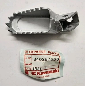 BRAND NEW GENUINE KAWASAKI KX80 LHS FOOTREST 1989-1997 34028-1266/34028-1326-CE - Picture 1 of 4
