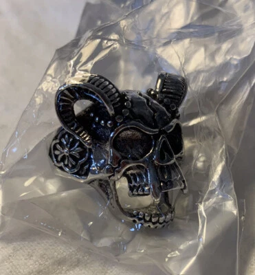 Anillo Calavera con Cuernos de Carnero Tono Plateado Banda Abierta NUEVO en Paquete Esqueleto Gótico Foto 1 de 4