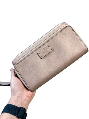 Cartera billetera de cuero Kate Spade New York con cremallera alrededor tarjetas de crédito grande crema Foto 1 de 4