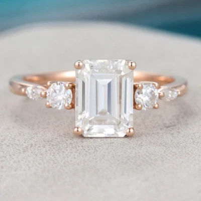 Anillo de compromiso de 5 piedras moissanita corte esmeralda 2,76 TCW enchapado en oro rosa de 14 k Foto 1 de 4