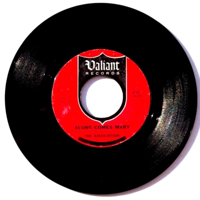 THE ASSOCIATION - Along Comes Mary / Your Own Love - Vinyl 45rpm VALIANT  V-741 - Image 1 of 4