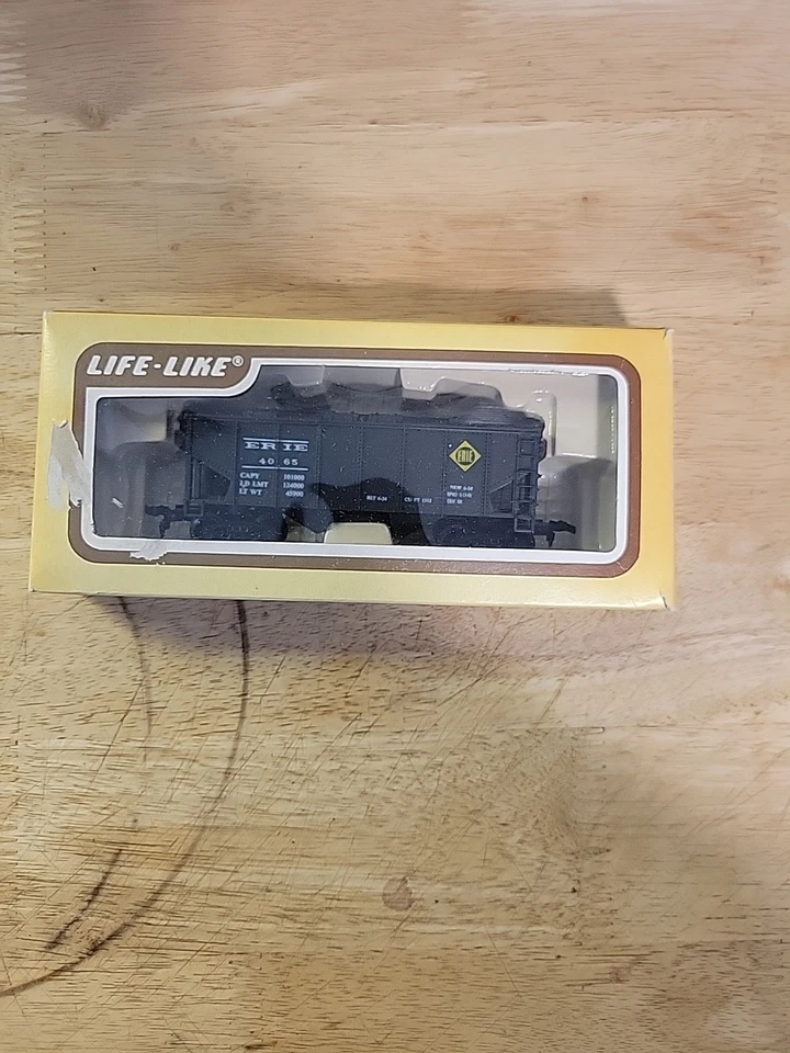 Life-Like HO Scale Erie 4065 2-Bay Covered Hopper Freight Car Rolling Stock 8514 - Image 1 of 2