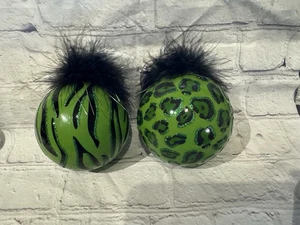 Cypress Home 4" Zebra/Leopard Glaskugel Ornament mit Maribu/grün/Menge 2 - Bild 1 von 5