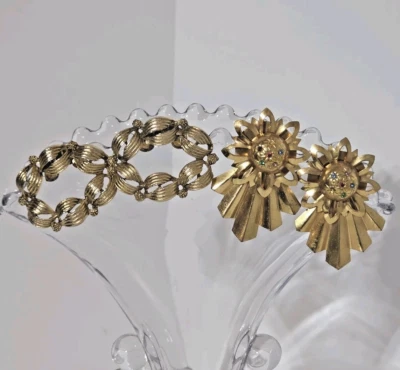 2 Pairs of VTG Gold Tone Shoe Clips- 1pr Musi Textured Ovals, 1pr Shooting Stars - Image 1 of 4