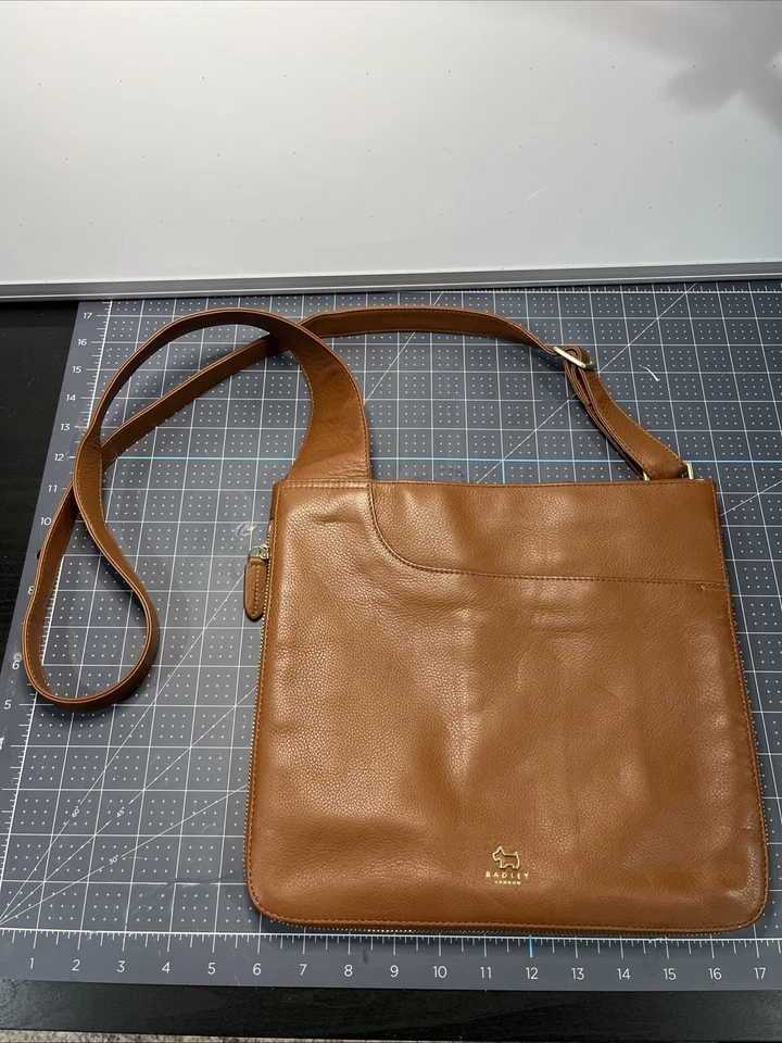 Сумочка через плечо Radley London кожаная круглая на молнии расширяемая - Изображение 1 из 4