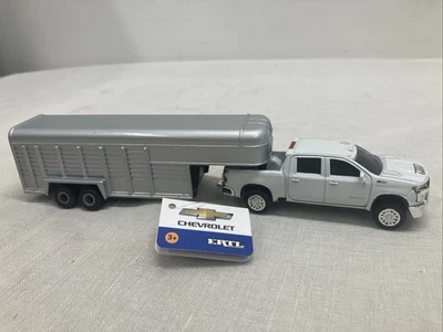1/64 Ertl 2020 Chevrolet Heavy Duty 2500 White Truck w/ Livestock Trailer - Image 1 of 4