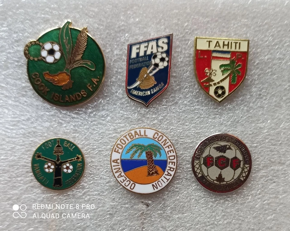 LOTE de insignias prendedores de la Federación de Fútbol Foto 1 de 1