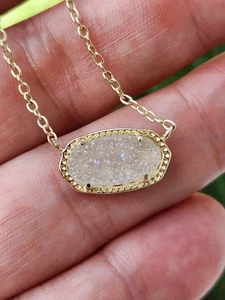 Collana Kendra Scott Elisa bianco iridescente ciondolo druso tono oro - Foto 1 di 12
