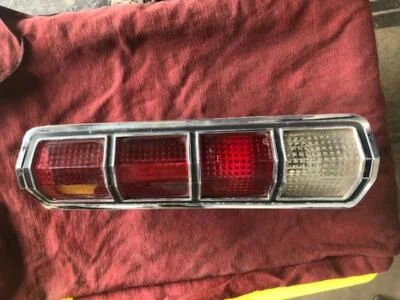 Chrysler Newport 1968 luz trasera montaje lado derecho 2853222 Foto 1 de 4