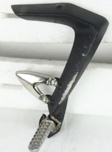 Triumph Sprint ST 1050 Fußraste +Halter Sozia Rasten hinten rechts footpegs rear - Bild 1 von 1