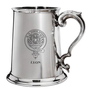 Tarra de 1 pinta de peltre pulido Lyon Family Crest con mango de desplazamiento - Imagen 1 de 1