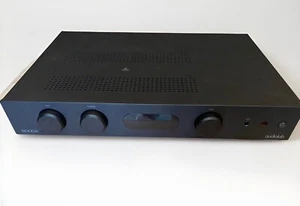 Amplificador integrado estéreo Audiolab 6000A negro con sable remoto ES9018K2M DAC - Imagen 1 de 6