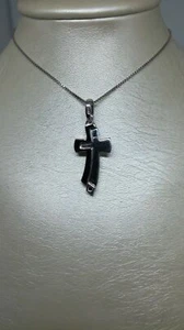 Ciondolo Croce Stilizzato - Argento 925/1000 Rodiato e Smaltato con Zircone Nero - Foto 1 di 3
