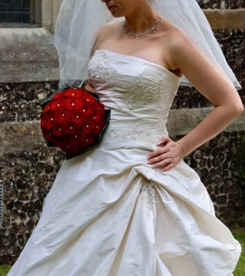 Beautiful Custom Made Benjamin Roberts wedding dress Size 12 In Ivory - Image 1 of 4