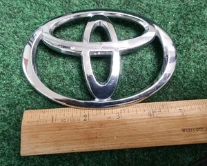 2004-2006 Toyota Solara Front Grille Chrome Emblem Badge Logo 75311-AA040 5S5 - Picture 1 of 6