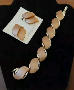 Vintage Rhapsody Bracelet Clip Earrings Silver Tone Peach Plastic - Picture 1 of 5