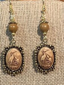 25% OFF*ON SALE* HANDCRAFTED HERON CAMEO & GOLD LEAF AGATE EARRINGS-NEW .g
