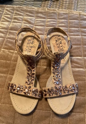 Sandálias New York Transit femininas tamanho 7M enfeitadas salto cunha cortiça falsa excelente estado usado  - Imagem 1 de 4