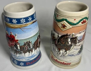 Lot - 2 Vintage 1995 & 1996 BUDWEISER Holiday Christmas Bierkrüge Steins Brauerei - Bild 1 von 13