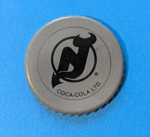 Forro de tapa de botella de Coca-Cola New Jersey Devils de 1990 logotipo del equipo - Imagen 1 de 1