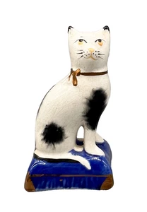 Antigua estatuilla de gato blanco y negro sobre base azul - estilo cerámica Staffordshire - Imagen 1 de 12