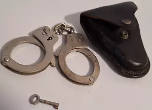 Handschellen Handfesseln mit Tasche und Schlüssel Polizei FBI Stempel Militaria - Bild 1 von 8