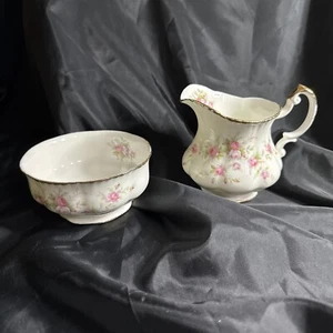 VINTAGE FINE BONE CHINA CREAMER AND SUGAR BOWL PARAGON VICTORIANA ROSE - Picture 1 of 5