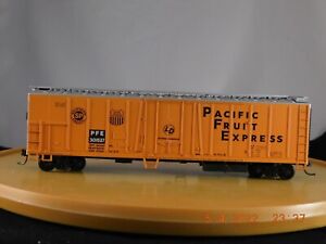 Athearn HO Scale 50' Plug Door Mechanical Reefer Pacific Fruit Express