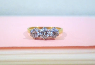 18ct Yellow Gold 1.00ct Natural Round Brilliant Diamond Trilogy Engagement Ring - Image 1 of 4