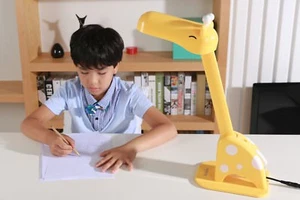Giraffe shaped LED Desk Lamp for Children (Birthday Gift For Kids) - Picture 1 of 12