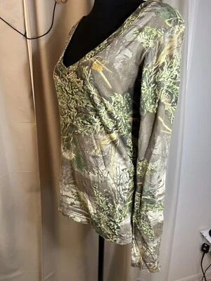 Cabela's Authentic Realtree Girl Camo Deep V-neck  T-shirt, Slim-fit Size L - Image 1 of 4