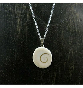 Chaîne avec pendentif coquillage oeil de Sainte Lucie / Oeil de Shiva - Imagen 1 de 3