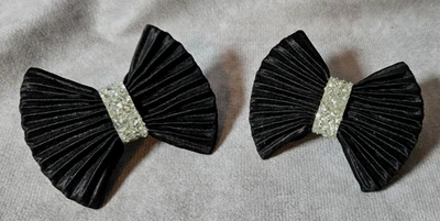 Arco negro vintage con clips de zapatos plateados brillantes 2"H x 3"W Foto 1 de 3