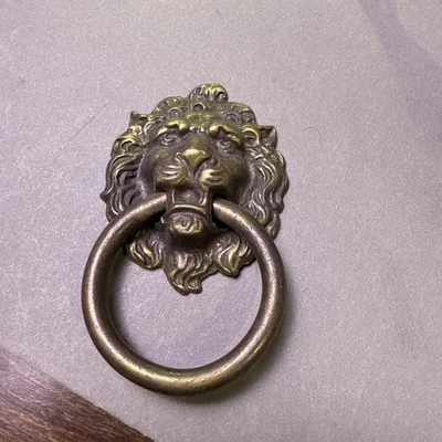 Antiguo tirador de cajón de anillo con cabeza de león de latón Foto 1 de 3