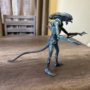 2018 Neca Alien Figurine - Picture 1 of 15