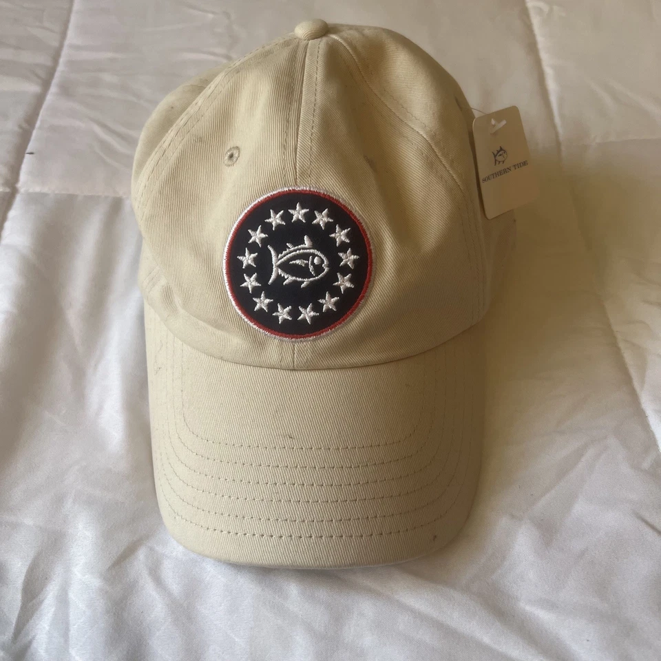 Parche con logotipo Southern Tide Skipjack gorra de béisbol piedra con etiquetas precio de venta sugerido por el fabricante 27,00 USD Foto 1 de 4