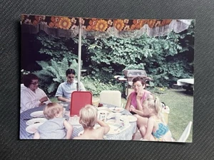 FOTO D'EPOCA RITROVATA persone all'aperto che fanno un picnic - Foto 1 di 3
