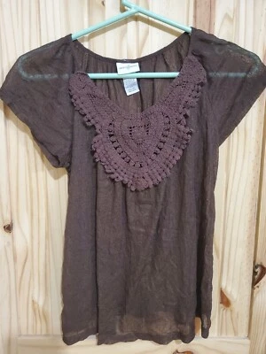 Blusa para mujer mediana Jaclyn Smith marrón manga corta encaje transparente crochet frontal Foto 1 de 4