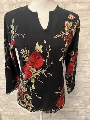 Suéter DressBarn M preto com rosas vermelhas enfeitado com miçangas gola V manga 3/4 - Imagem 1 de 4