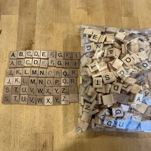 Lote a granel de azulejos Scrabble MÁS DE 1000 letras de madera artesanías maestros suministros de boda - Imagen 1 de 3