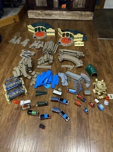 Pista Thomas And Friends enorme lotto di pezzi *PER RICAMBI O RIPARAZIONE* - Foto 1 di 14