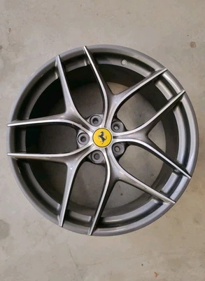 Cerchio Anteriore Ferrari F12 9.5Jx20 Pollici Originale Grigio Metallizzato Nuovo - Immagine 1 di 4