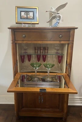 Gabinete de cóctel estilo Art Deco  Foto 1 de 4