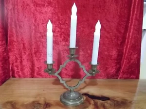 A 3 CANDLE BRASS TABLE DISPLAY ITEM. - Bild 1 von 8