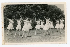 PHOTO snapshot 1960, jeunes filles spectacle danse plein air Julien Béal Nîmes - Imagen 1 de 2