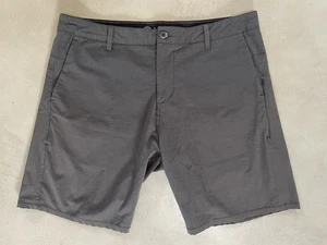Vuori Zielshorts anthrazit grau 4-Wege-Stretch Performance Freizeit Herren Größe 34 - Bild 1 von 7