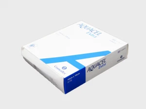 AQUACEL Extra 10 x 10cm Hydrofiber Verband Kompresse (10 Stück) REF 420672 - Bild 1 von 2