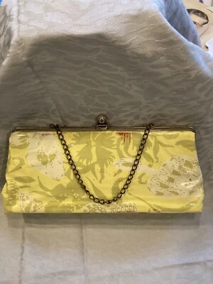 Bolso de mano vintage de tela cubierta de vinilo con asa de cadena clutch con mariposas. Foto 1 de 4