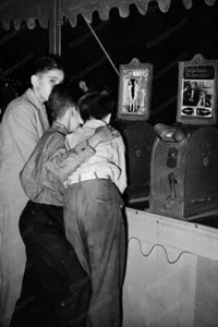 Louisiana Boys Watch Peep Movies Professional Photo Lab Reprint - Bild 1 von 1